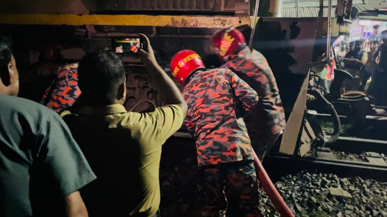 শায়েস্তাগঞ্জে জয়ন্তিকা এক্সপ্রেসের ইঞ্জিনে আগুন